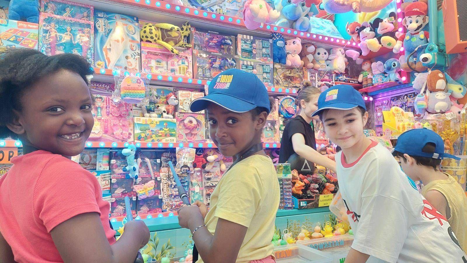 Jeunes suivis par ClassContact souriant dans un man&egrave;ge &agrave; la Foire du Midi &agrave; Bruxelles