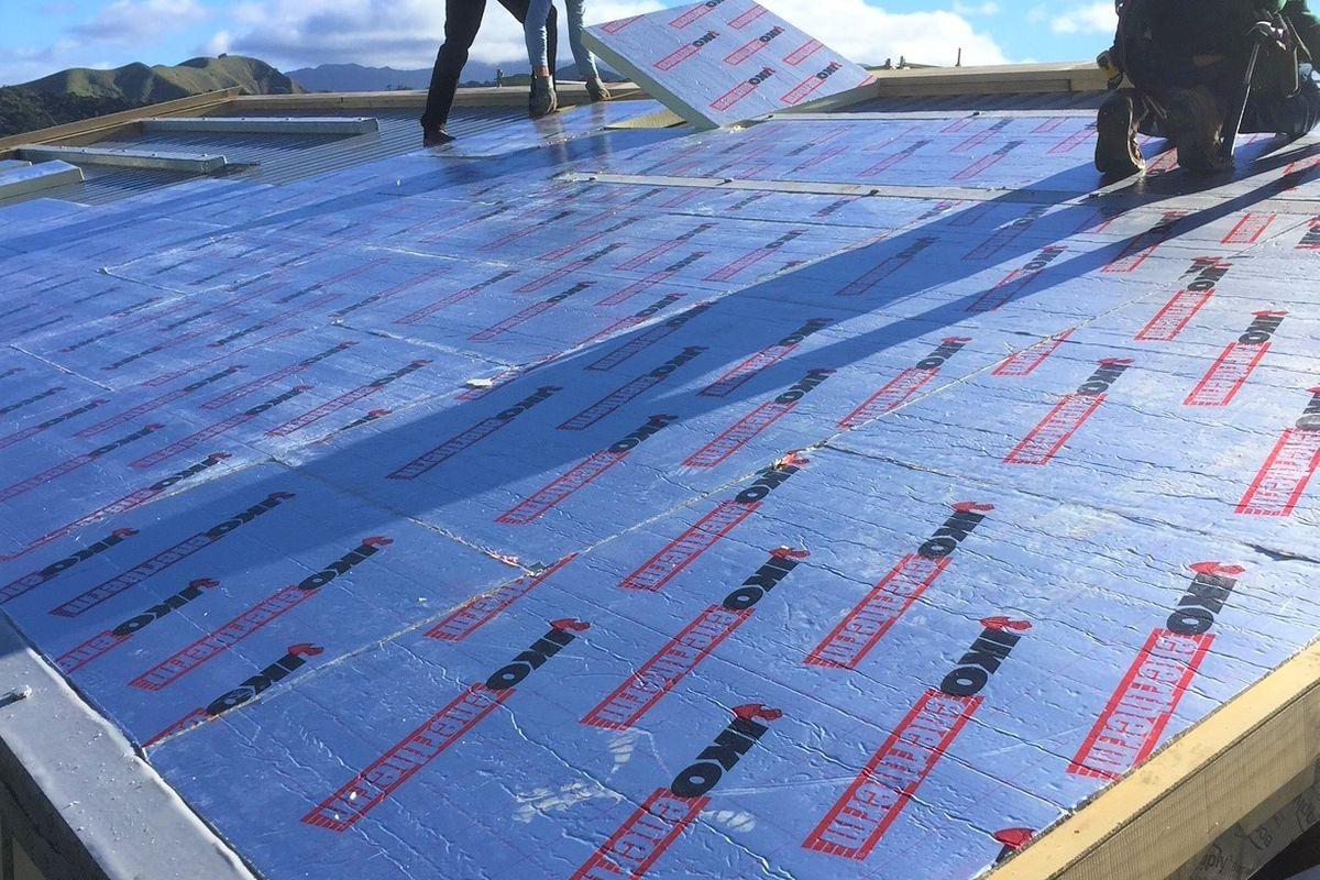 Bij het isoleren van een plat dak wordt het isolatiemateriaal meestal boven op de dragende constructie van het dak geplaatst. Daarna volgt er een afdekking of waterkerende laag.