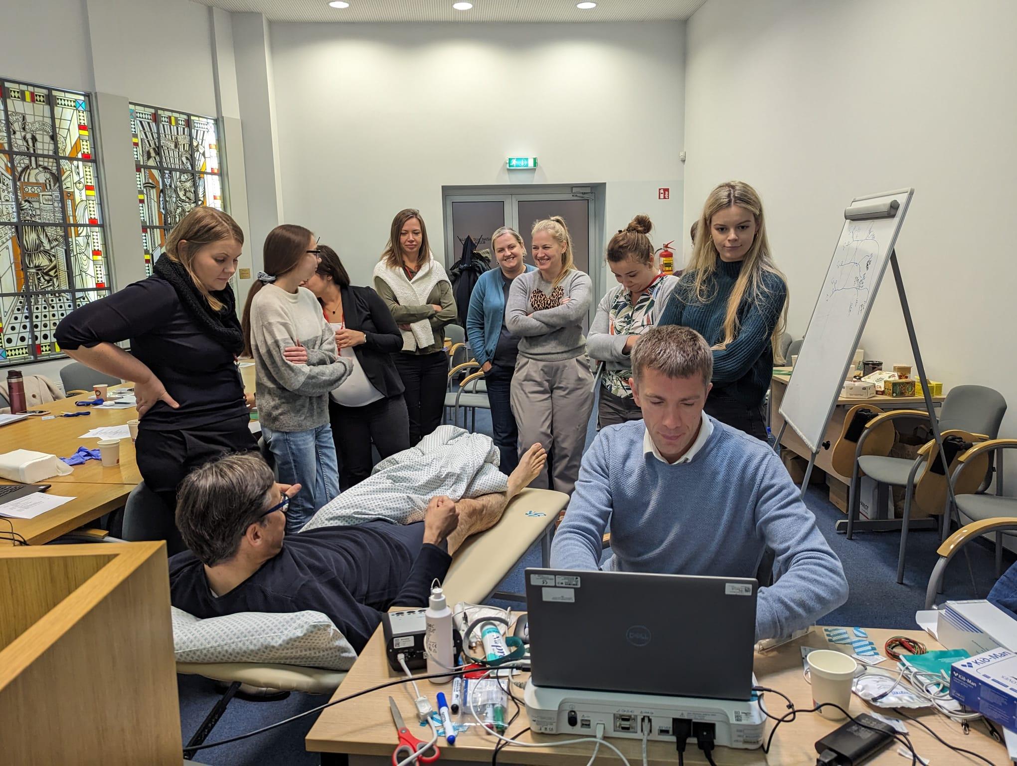 EMG is een belangrijk hulponderzoek voor patiënten met klachten aan de zenuwen en\nde spieren. Dr. Pascal Proot traint neurologen in Vlaanderen en daarbuiten in deze techniek.