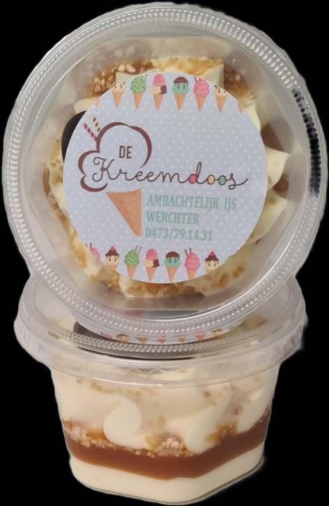 Vanille ijs met caramelsaus en nootjes