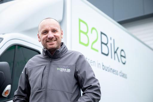 We zien Johan De Mulder in zijn zaak B2Bike in Stabroek met op de achtergrond een heleboel fietsen.