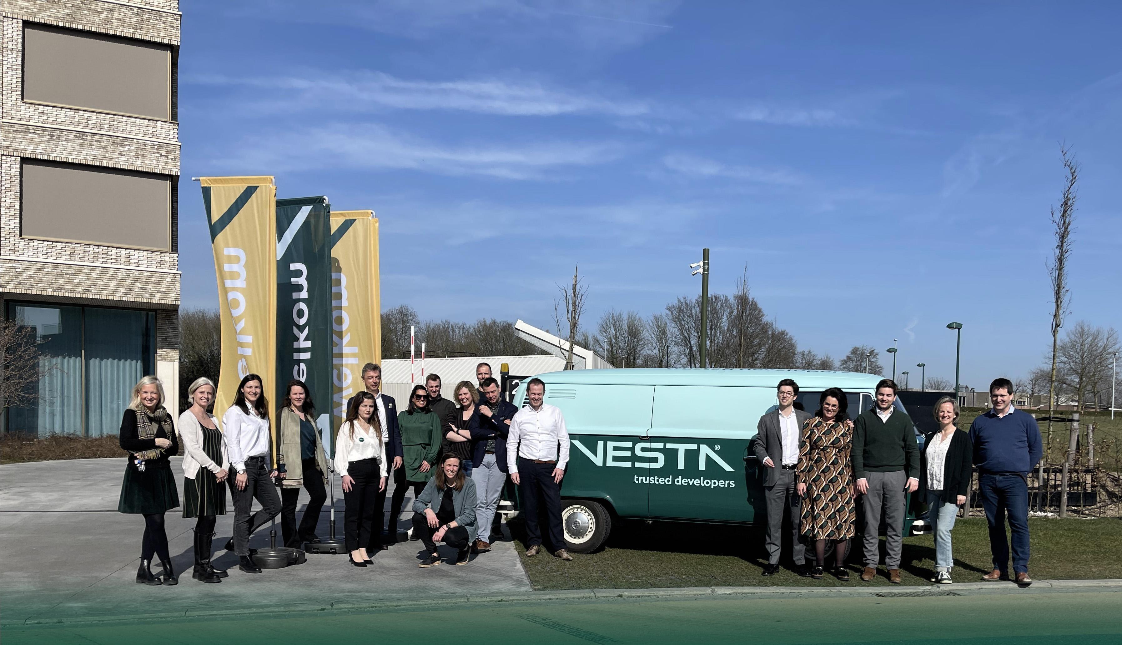 Team foto Vesta buiten met Vesta busje op achtergrond