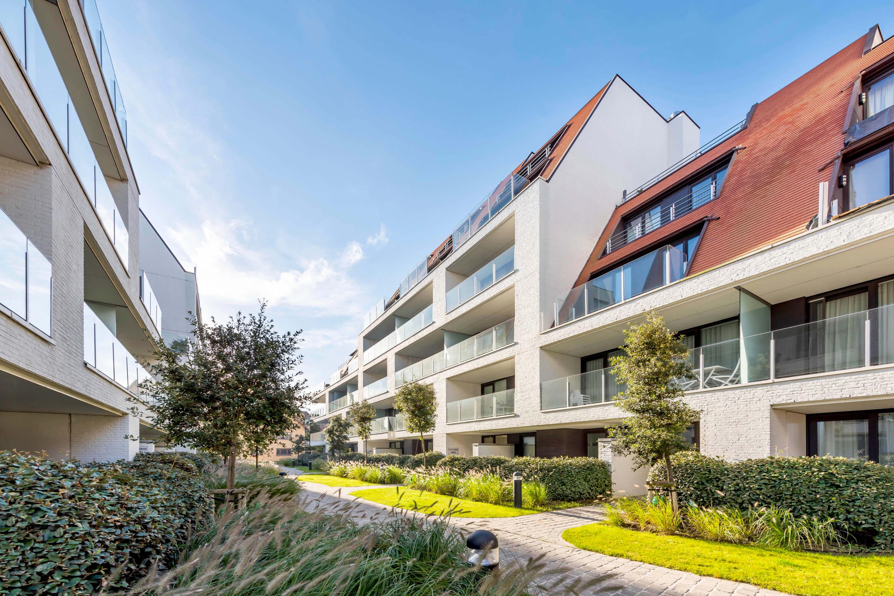 Weg tussen appartementen van residentie Jan Turpin 