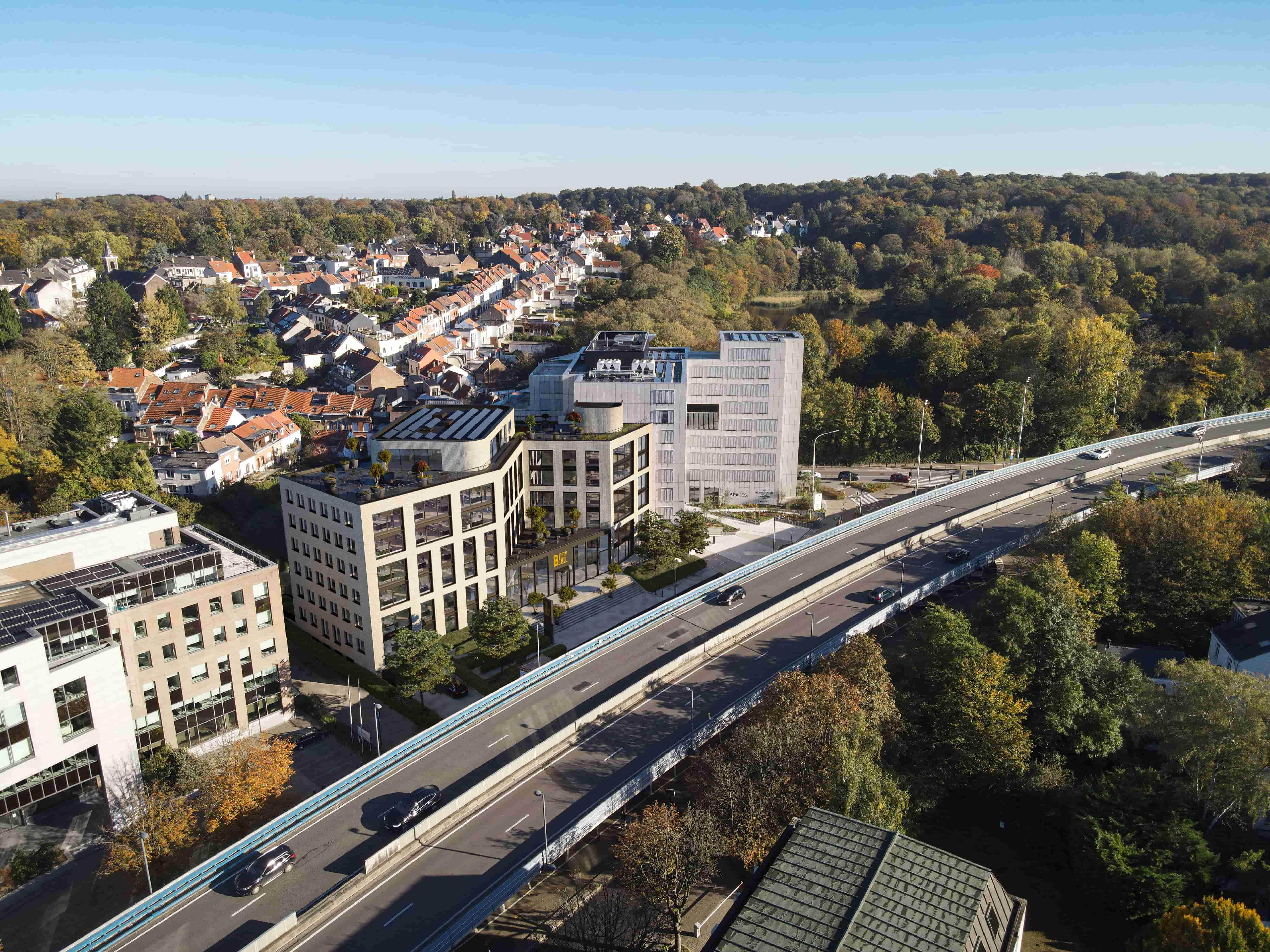 B52 gebouwen omgeving met snelweg 